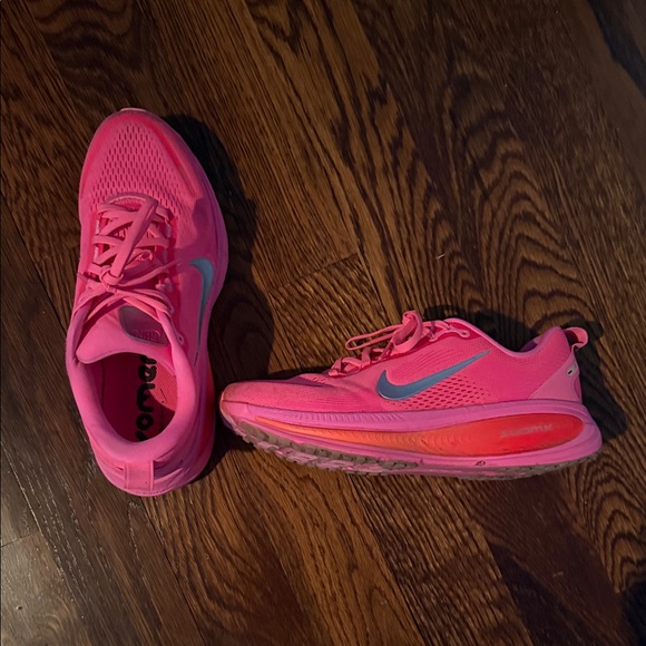 Nike Shoes - Nike Women's Vomero 18. Size 10